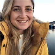 Profesora de inglés imparte clases para chicos de nivel inicial o 1